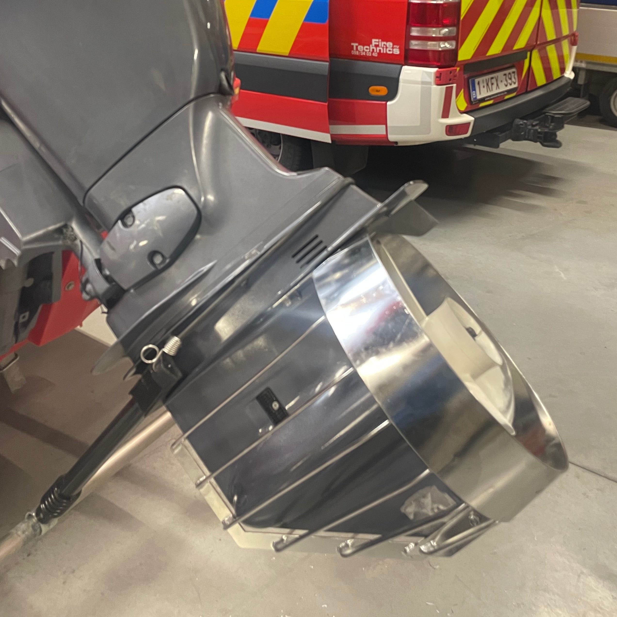 Prop deflector for Evinrude E-tech